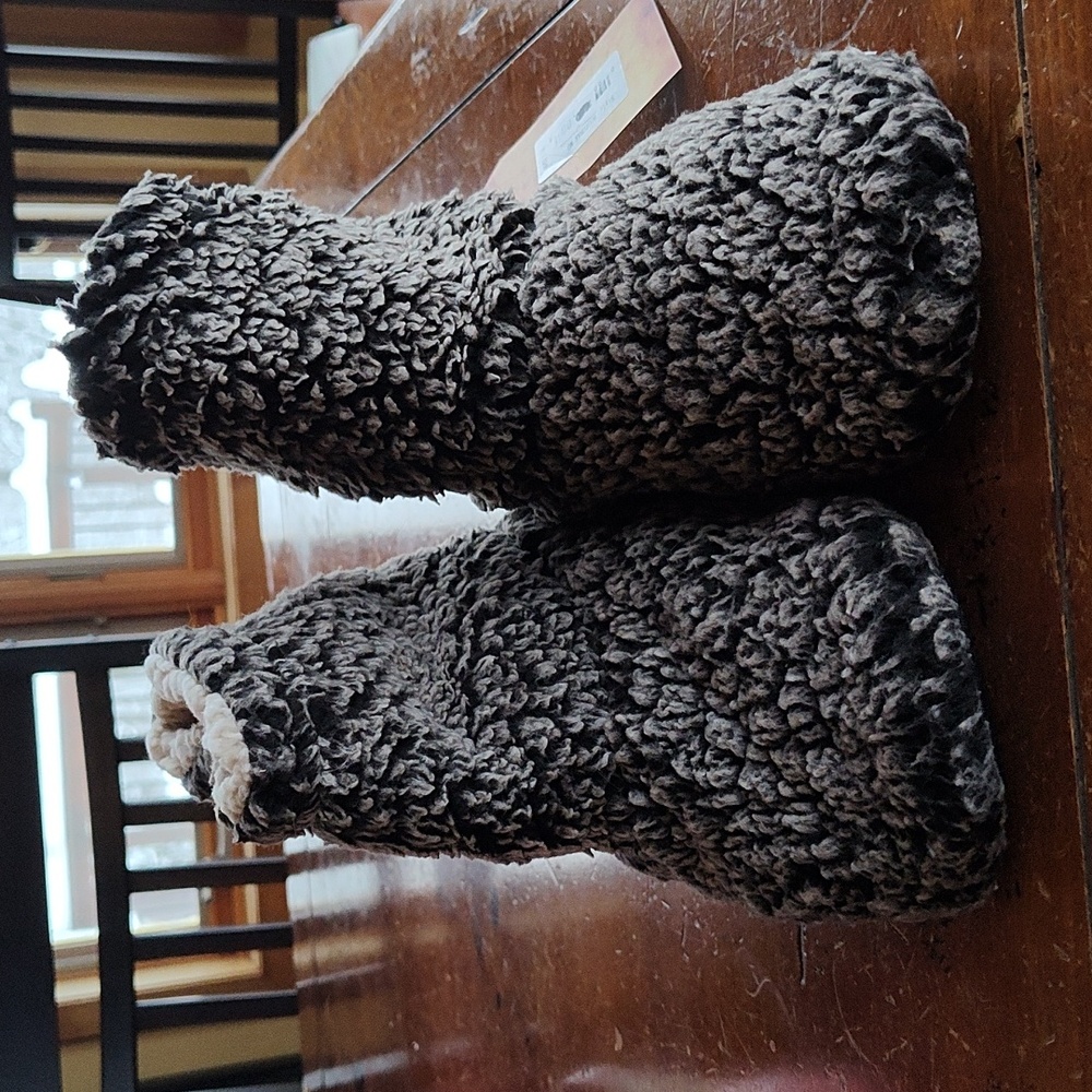 NWT, Live Oak Brand, Women's, slippers or bedroom shoes, Size Large, Charcoal.